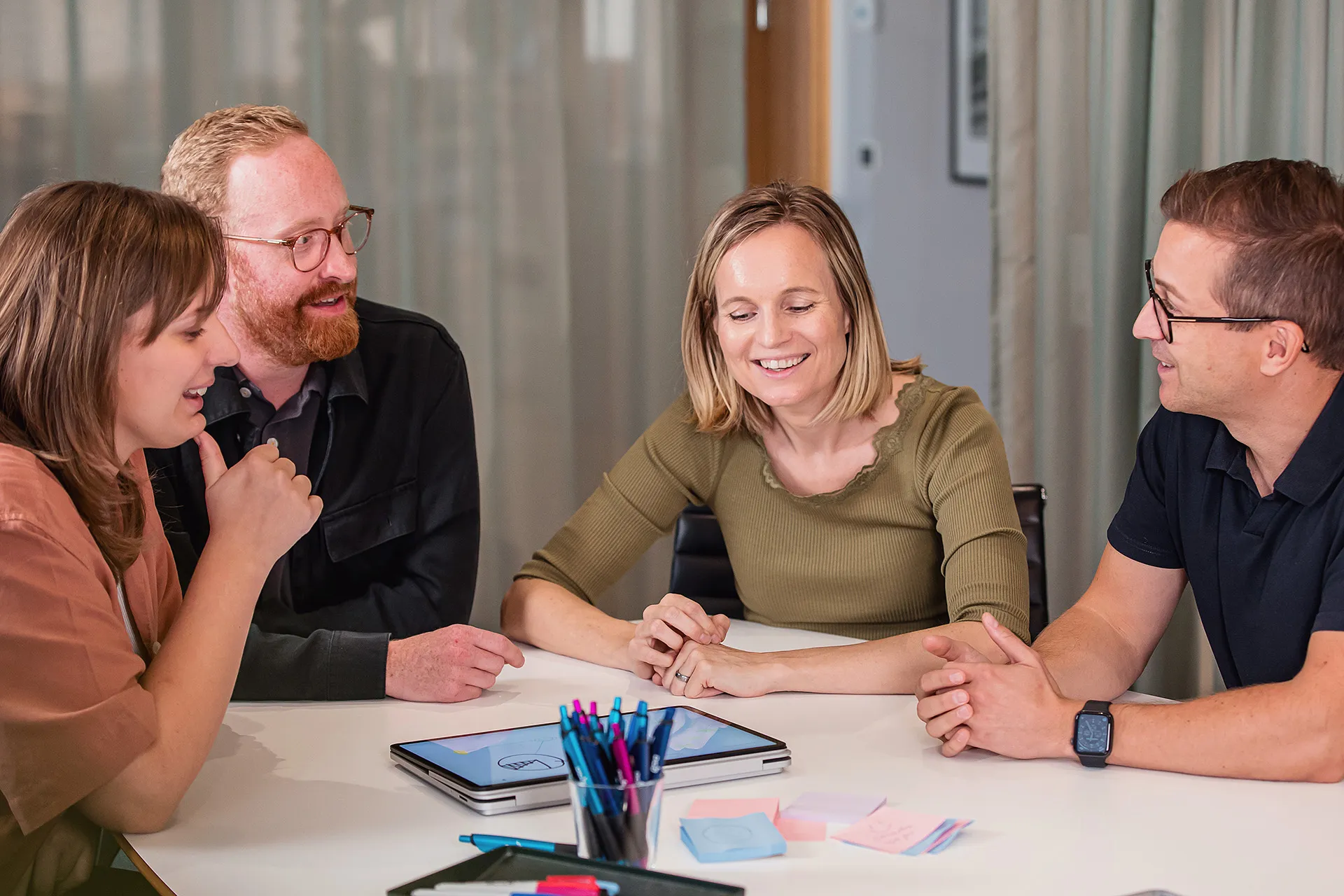 Kollegor i samtal — en engagerad och öppen arbetsmiljö