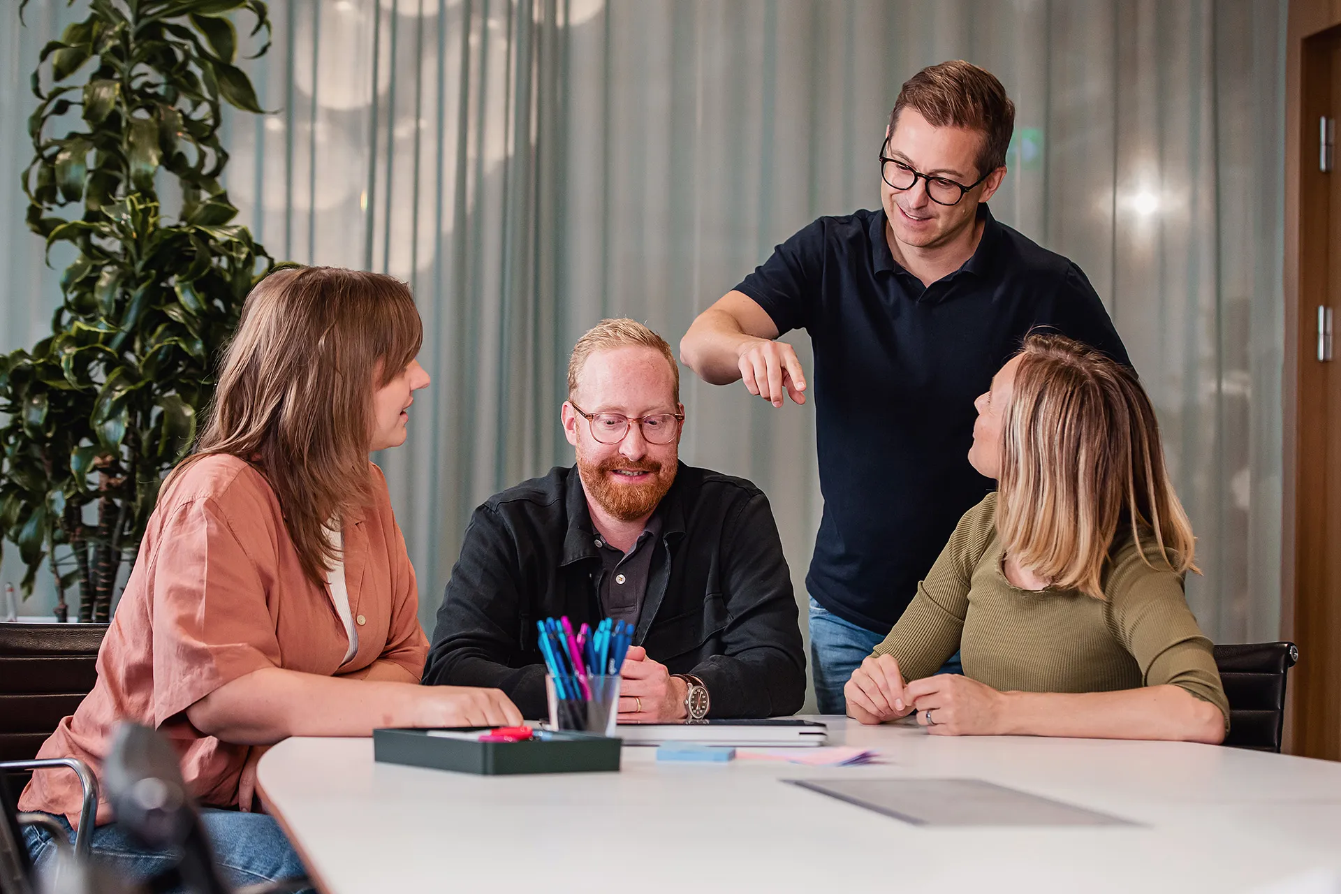 Gaias team — fyra kollegor samlade kring ett bord